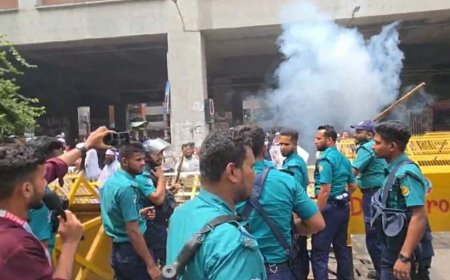 শিক্ষক নিবন্ধনধারীদের মিছিলে পুলিশের বাধা, সাউন্ড গ্রেনেড, লাঠিচার্জ