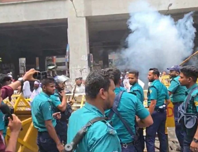 শিক্ষক নিবন্ধনধারীদের মিছিলে পুলিশের বাধা, সাউন্ড গ্রেনেড, লাঠিচার্জ